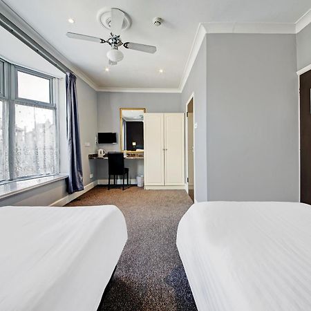 Oyo Bostons Manor Hotel, Hanwell London Greenford  Eksteriør billede