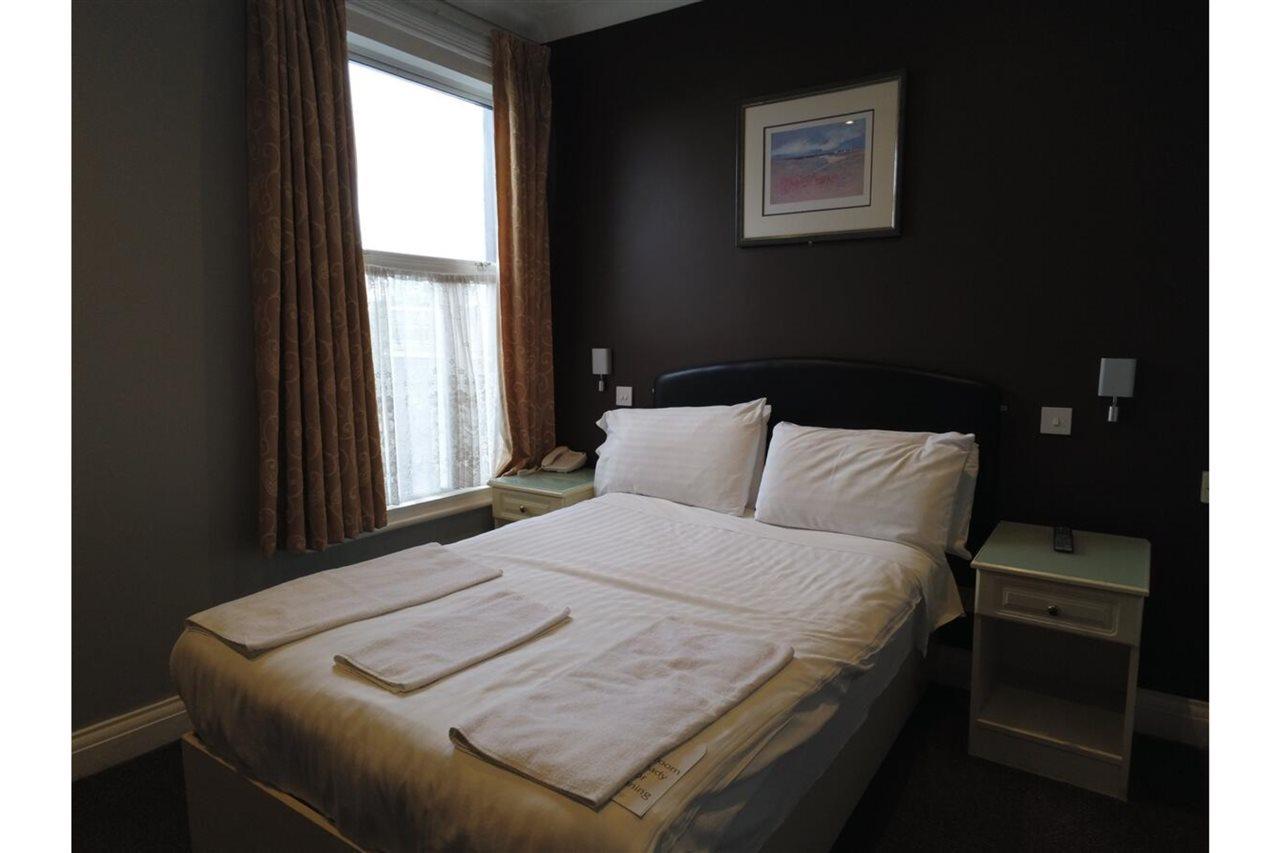 Oyo Bostons Manor Hotel, Hanwell London Greenford  Eksteriør billede
