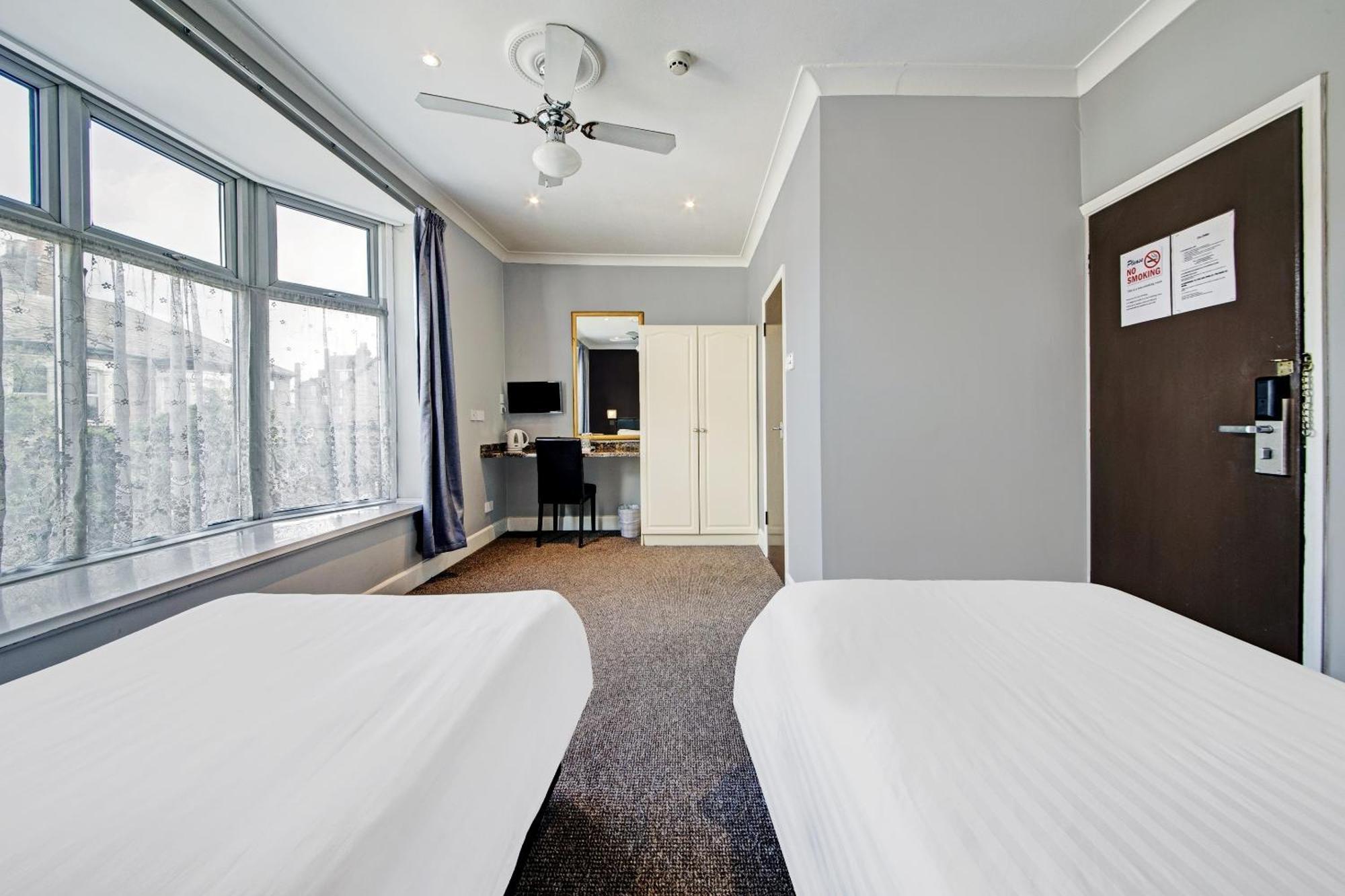 Oyo Bostons Manor Hotel, Hanwell London Greenford  Eksteriør billede