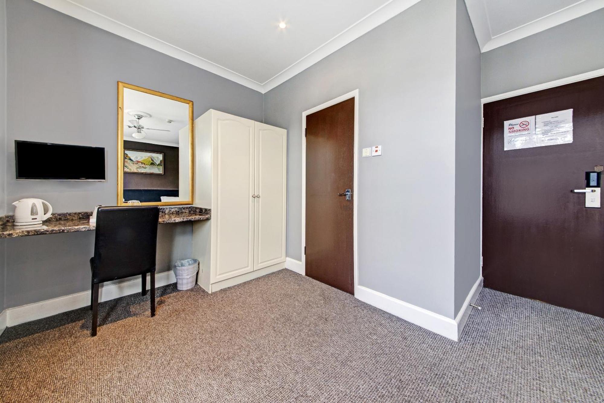 Oyo Bostons Manor Hotel, Hanwell London Greenford  Eksteriør billede