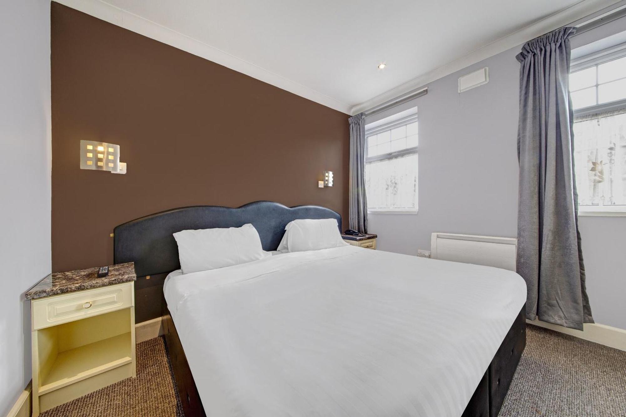 Oyo Bostons Manor Hotel, Hanwell London Greenford  Eksteriør billede