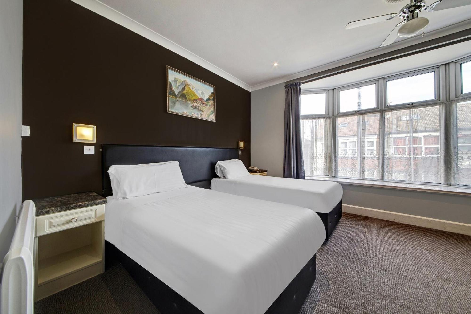 Oyo Bostons Manor Hotel, Hanwell London Greenford  Eksteriør billede