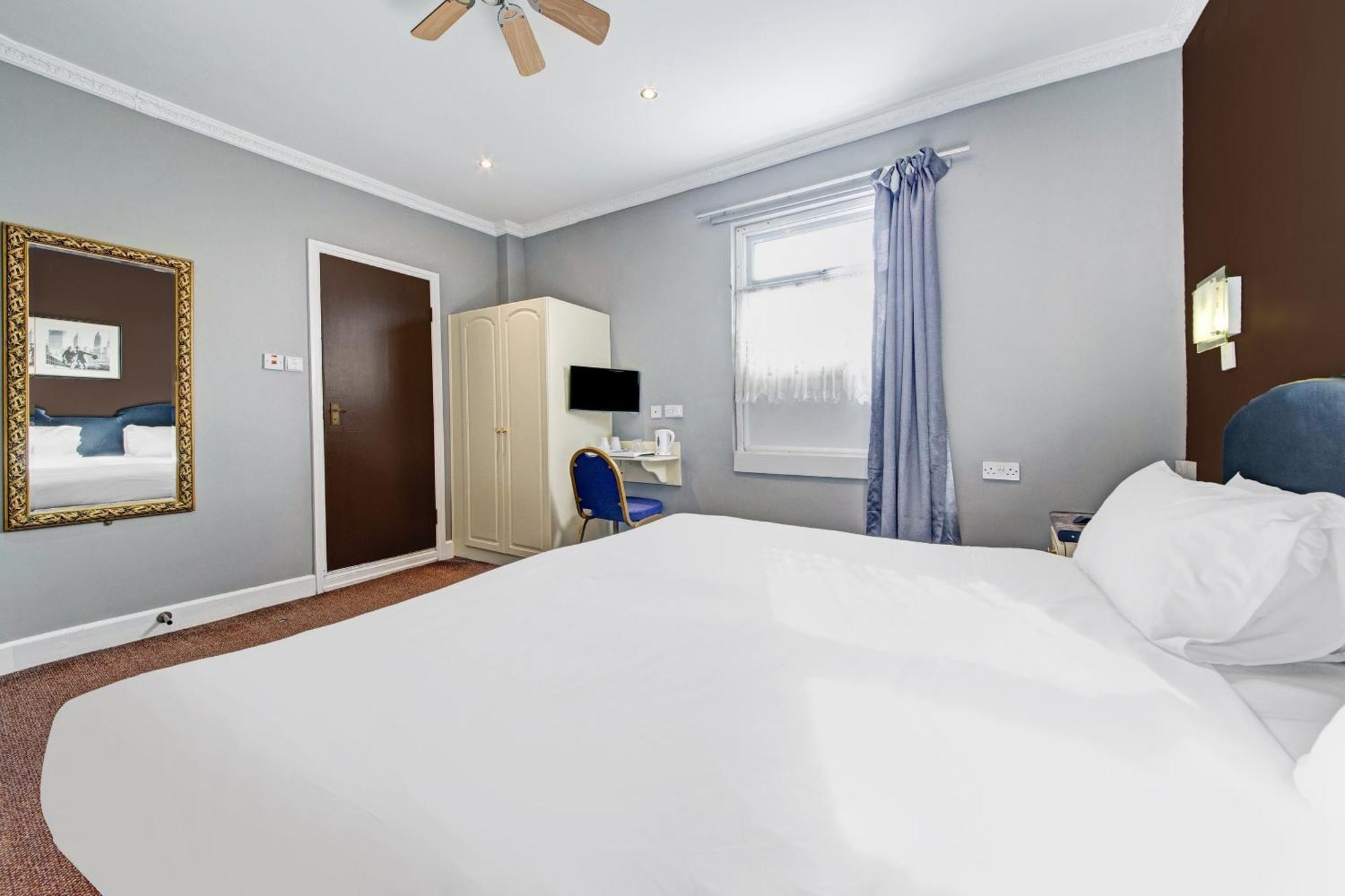 Oyo Bostons Manor Hotel, Hanwell London Greenford  Eksteriør billede