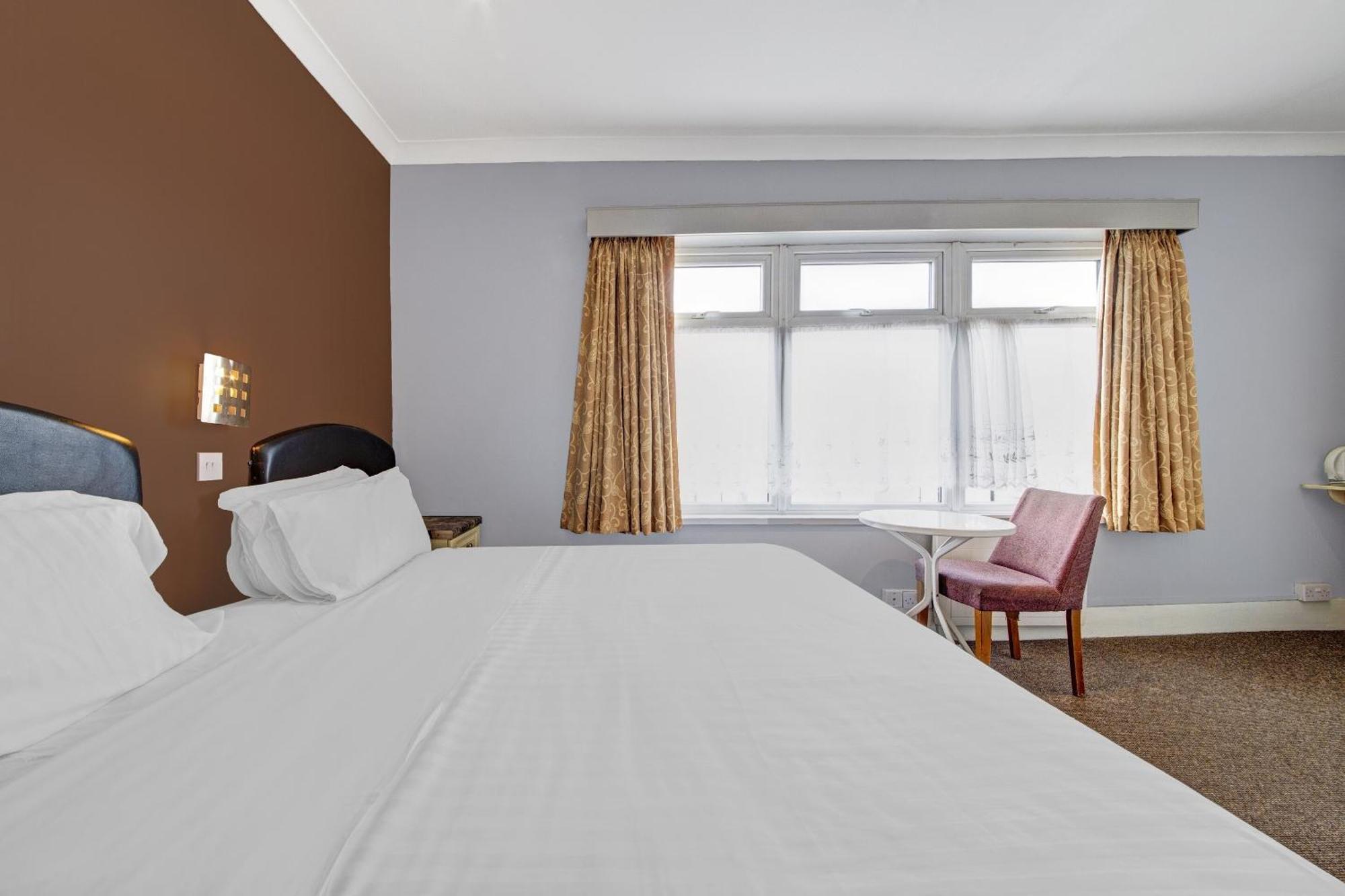 Oyo Bostons Manor Hotel, Hanwell London Greenford  Eksteriør billede