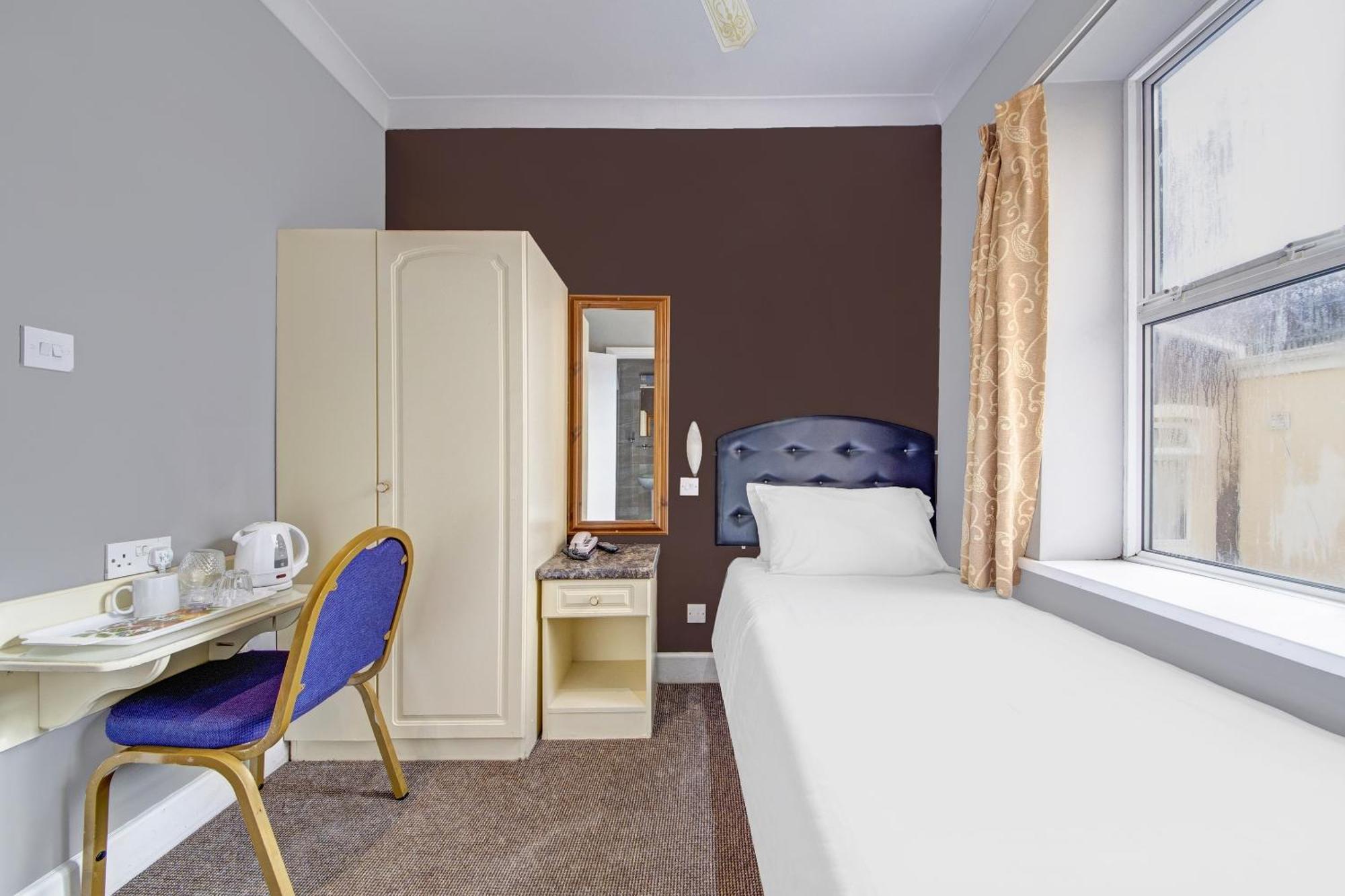 Oyo Bostons Manor Hotel, Hanwell London Greenford  Eksteriør billede