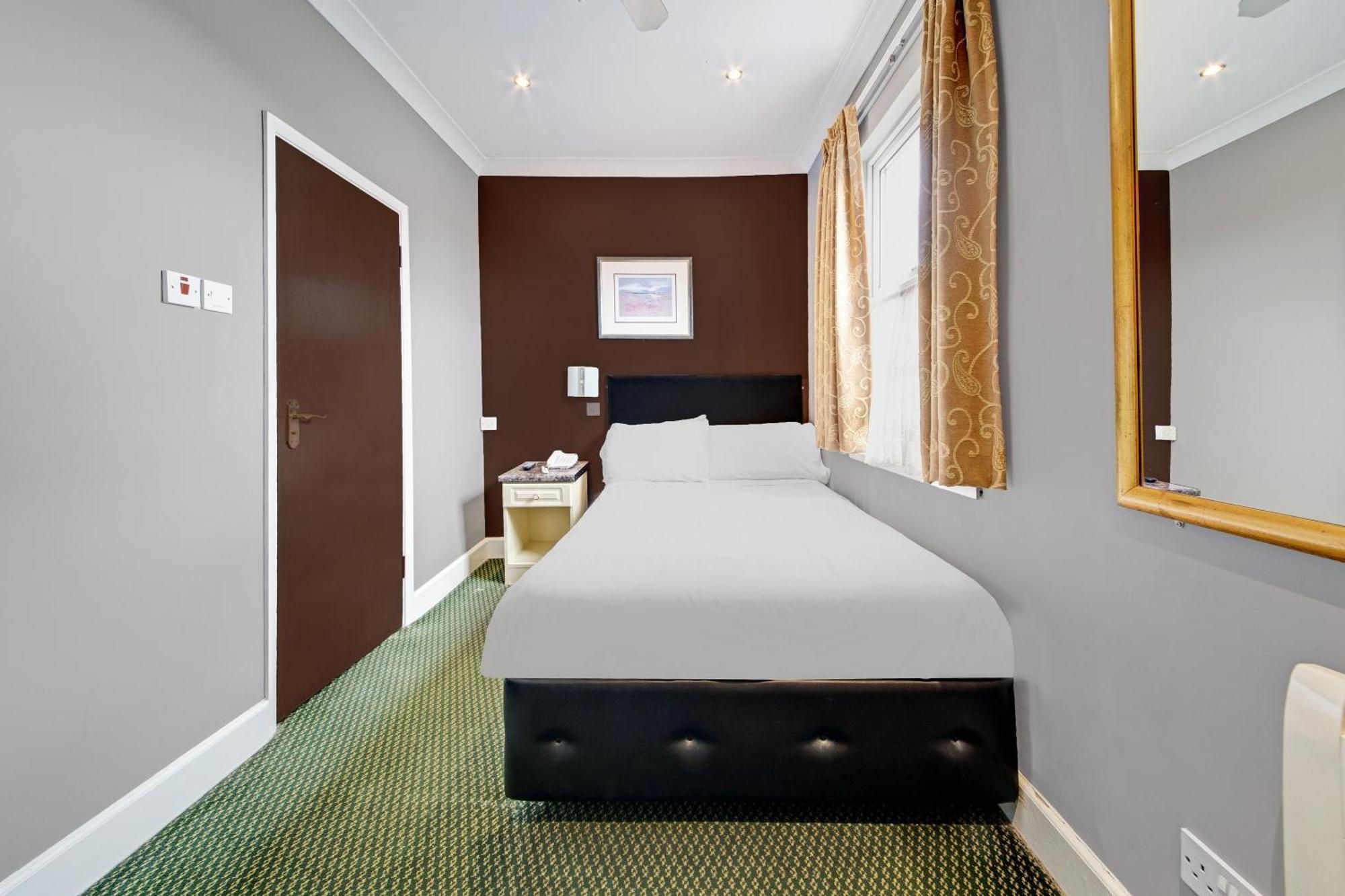 Oyo Bostons Manor Hotel, Hanwell London Greenford  Eksteriør billede