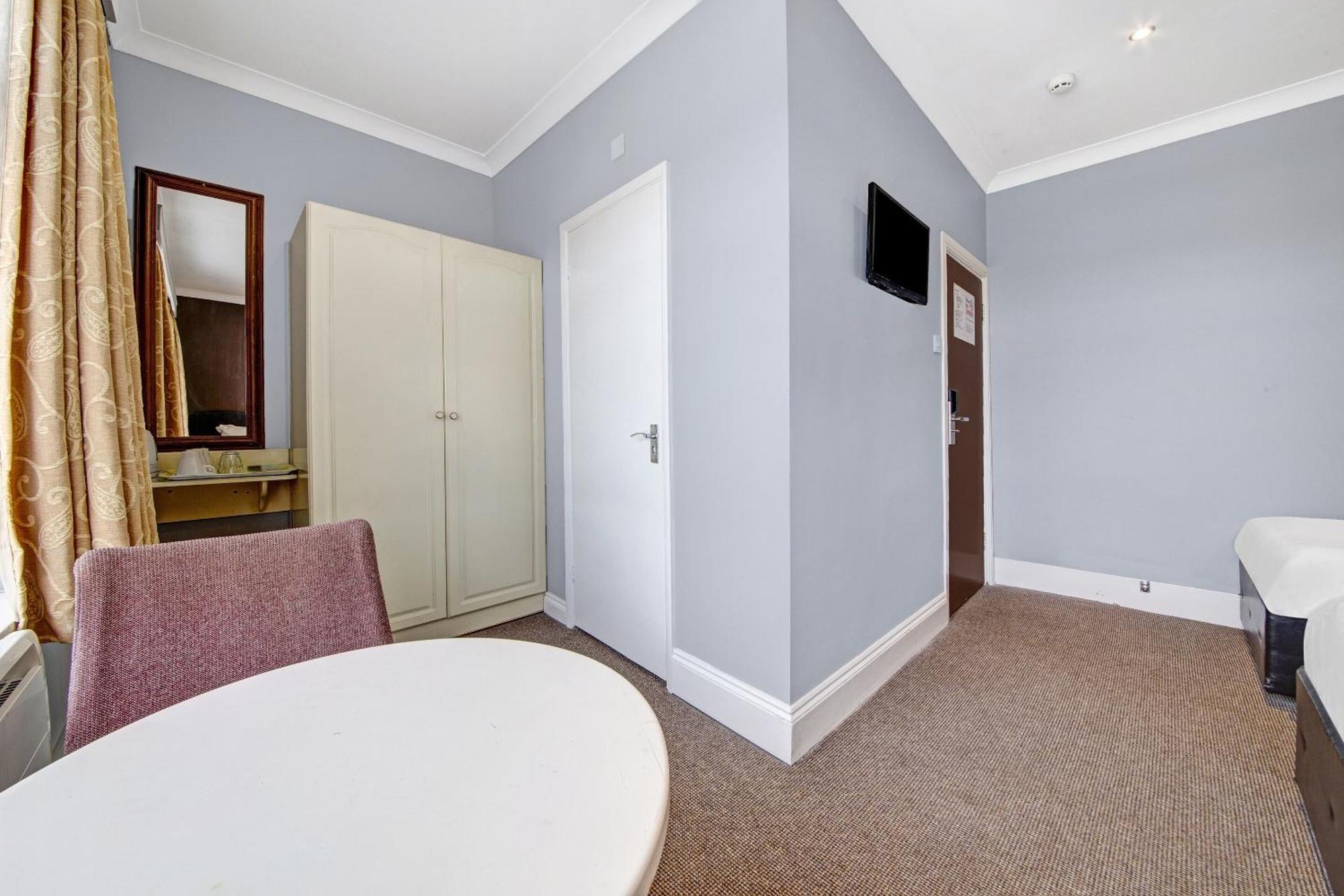 Oyo Bostons Manor Hotel, Hanwell London Greenford  Eksteriør billede