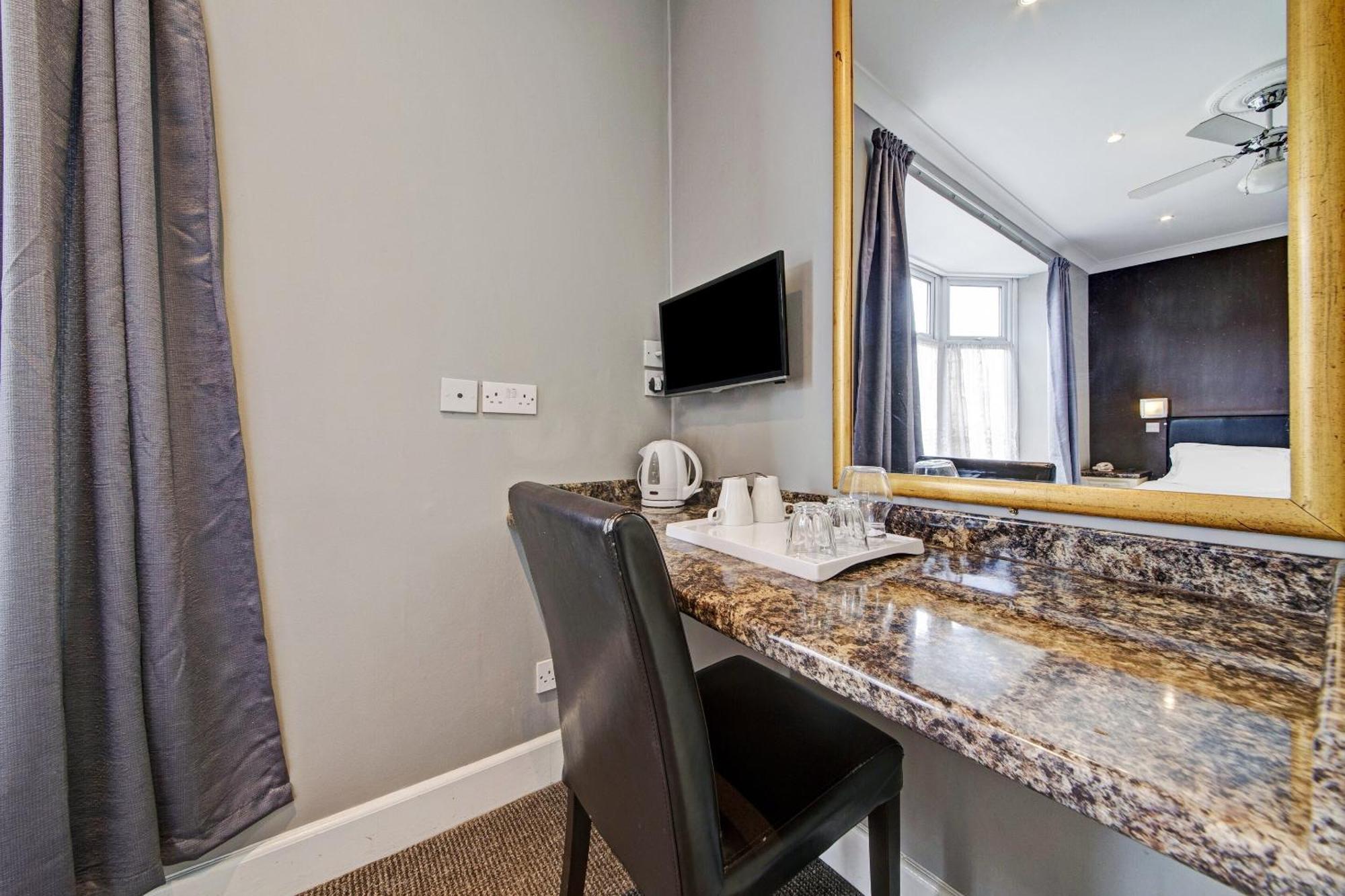 Oyo Bostons Manor Hotel, Hanwell London Greenford  Eksteriør billede