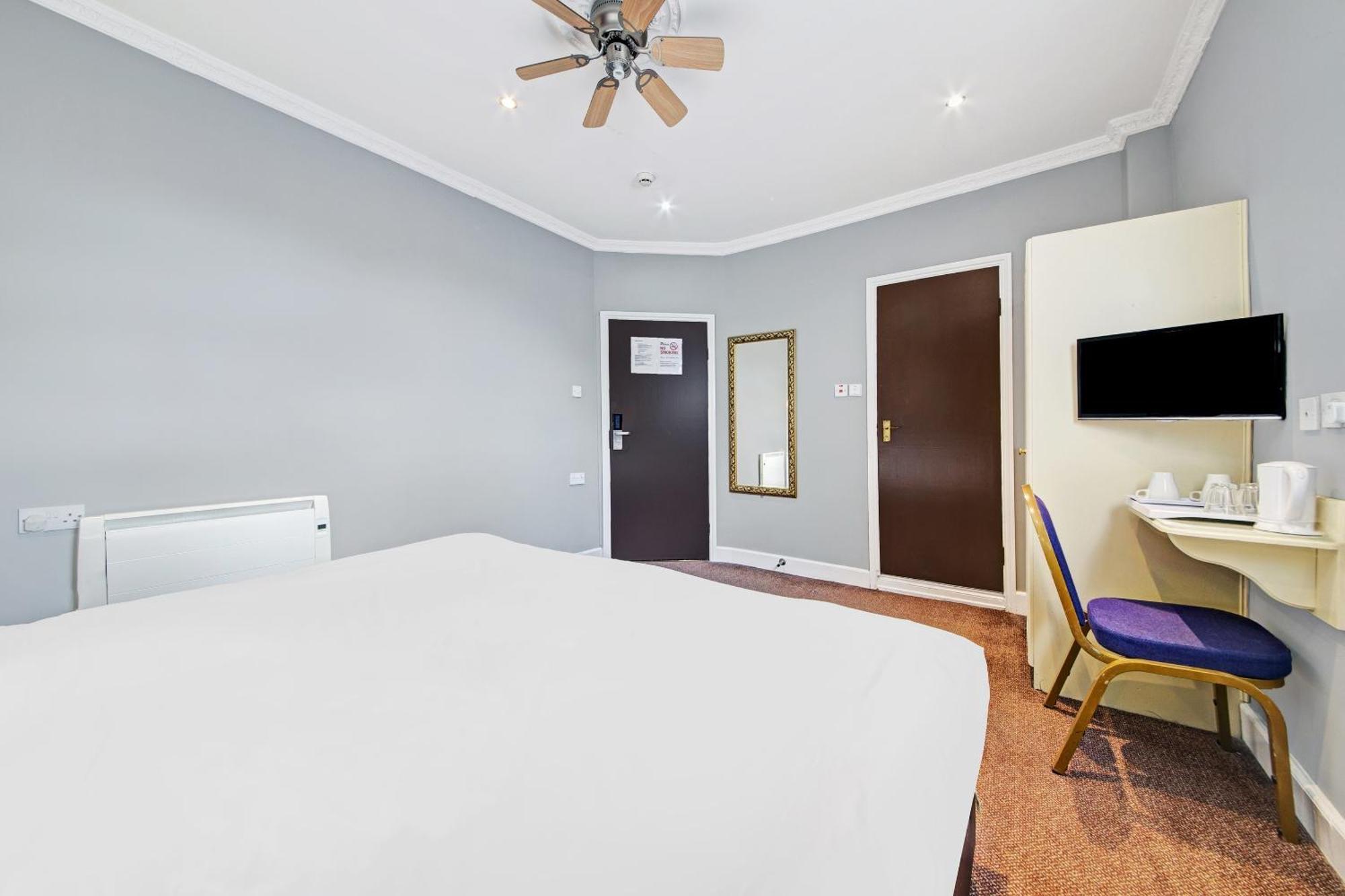 Oyo Bostons Manor Hotel, Hanwell London Greenford  Eksteriør billede