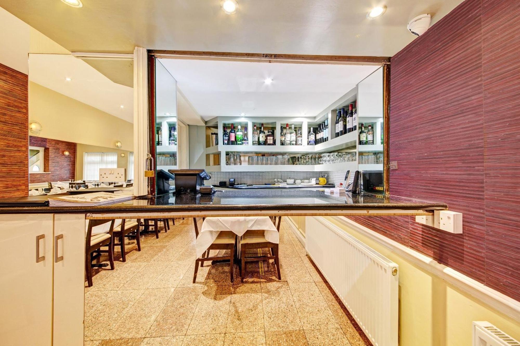 Oyo Bostons Manor Hotel, Hanwell London Greenford  Eksteriør billede