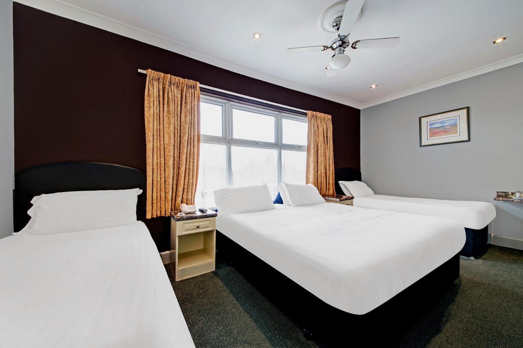 Oyo Bostons Manor Hotel, Hanwell London Greenford  Eksteriør billede
