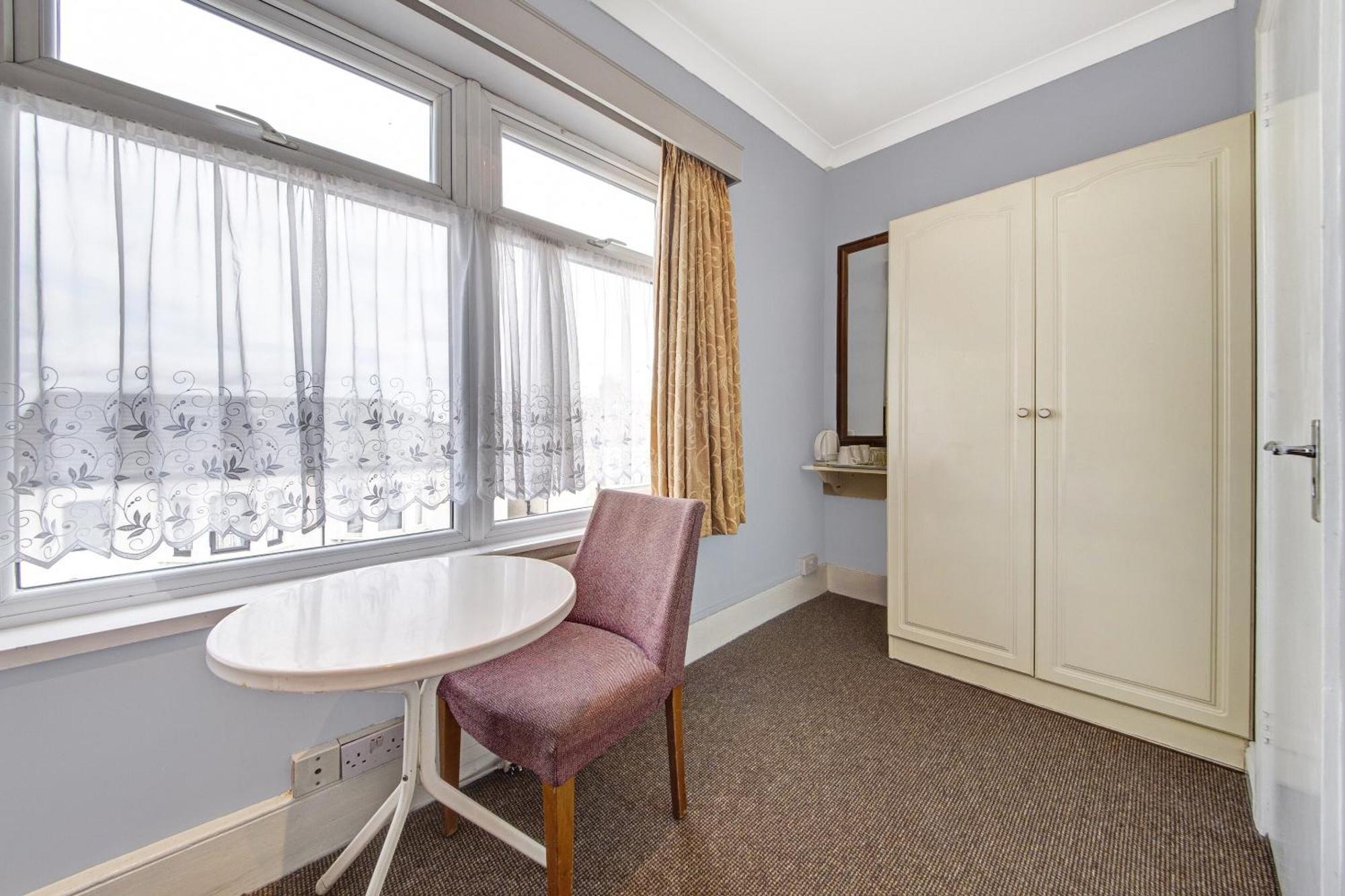 Oyo Bostons Manor Hotel, Hanwell London Greenford  Eksteriør billede