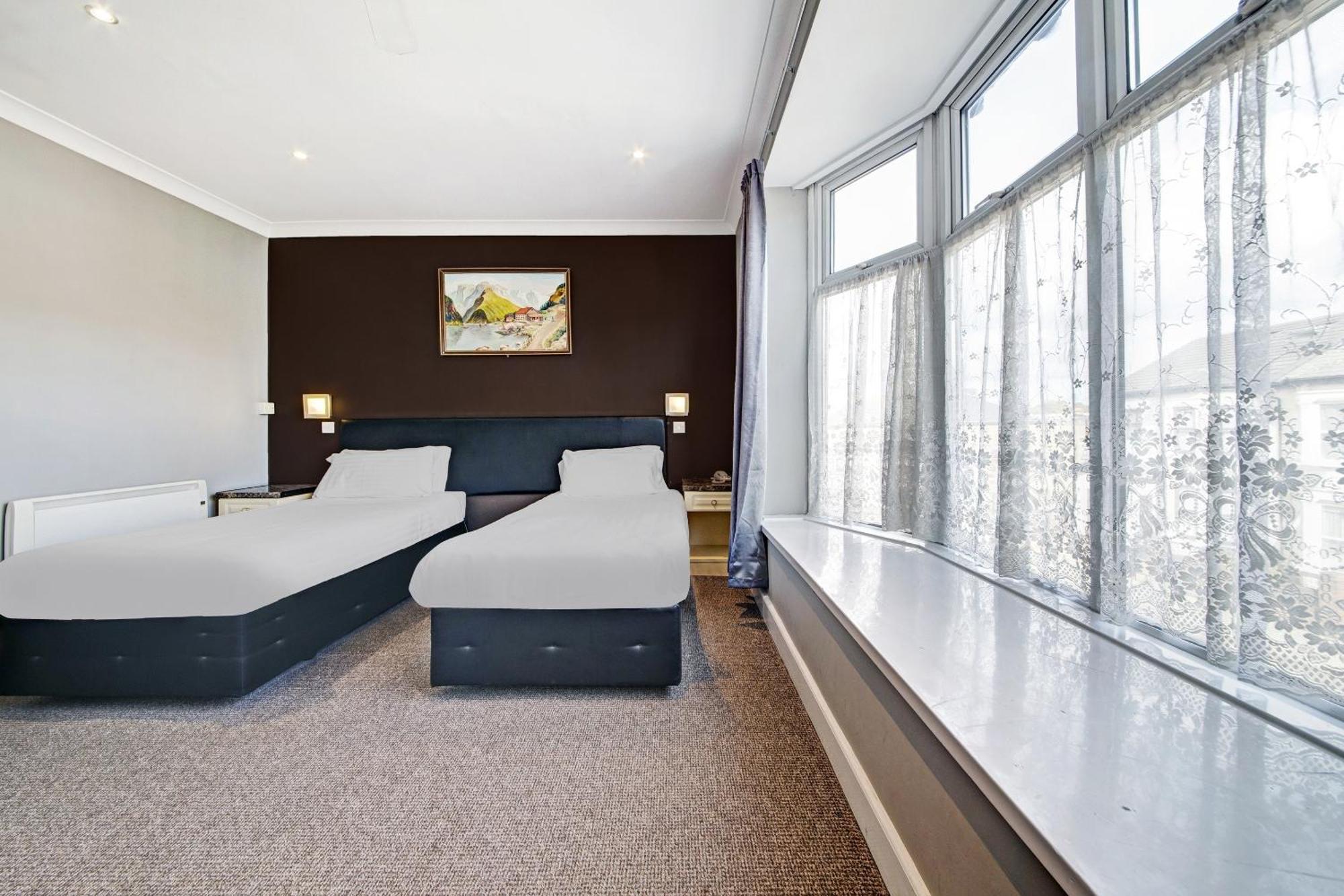 Oyo Bostons Manor Hotel, Hanwell London Greenford  Eksteriør billede