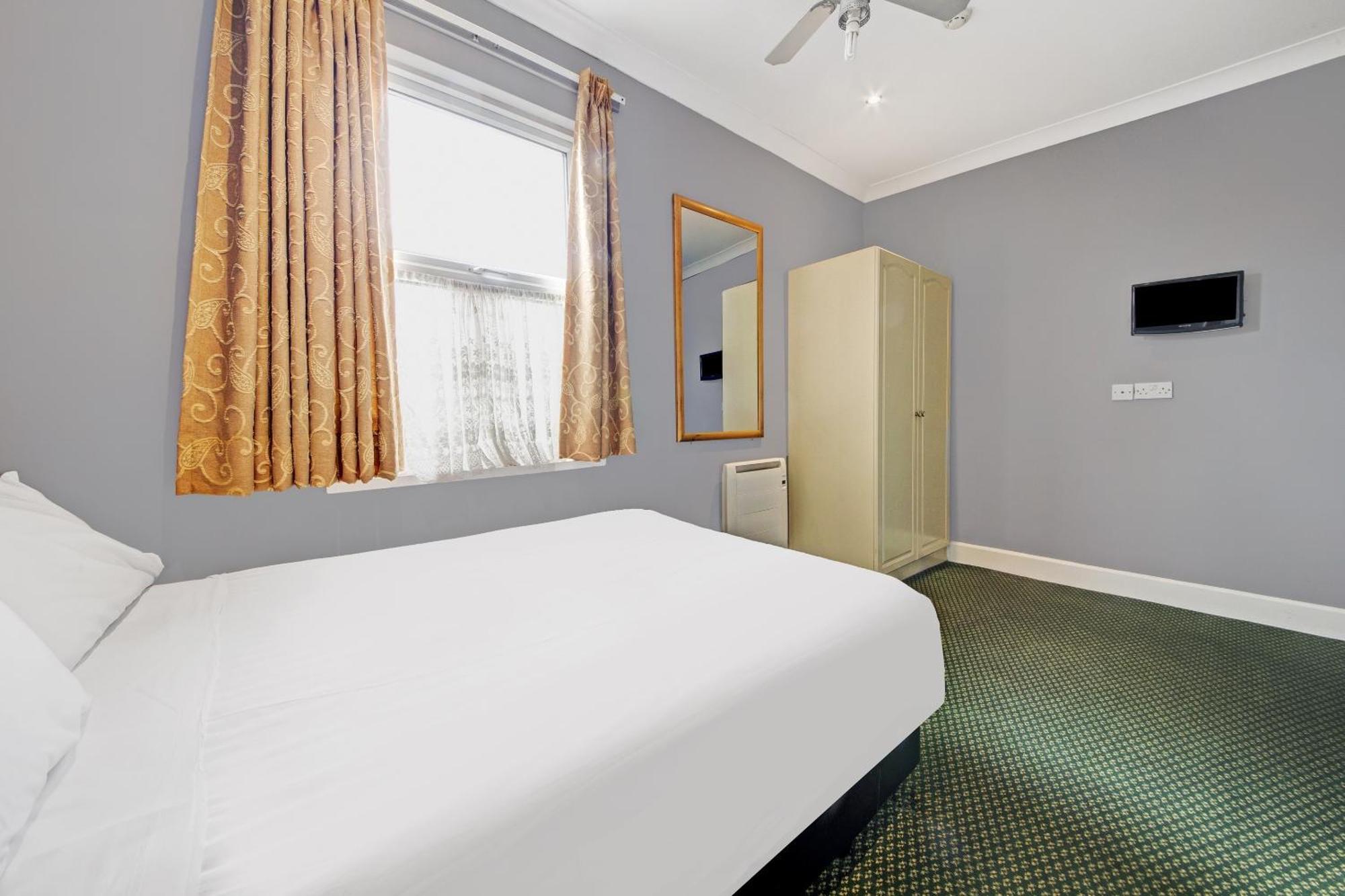 Oyo Bostons Manor Hotel, Hanwell London Greenford  Eksteriør billede
